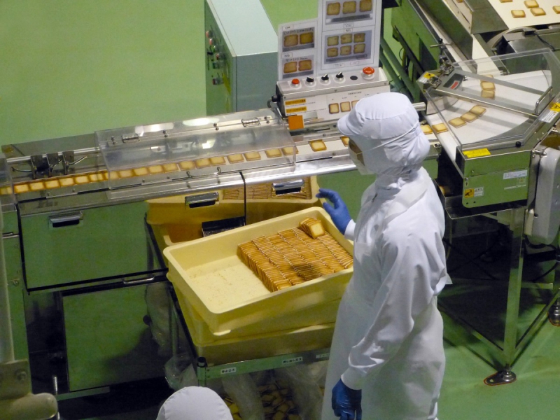 boulangerie-ARTIGUES-min_japan_sapporo_chocolate_factory_label_packaging_cookie_machine_operator-961505